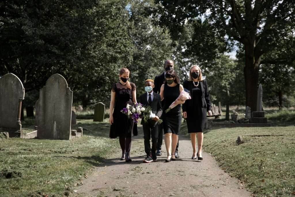 familia visitando o tumulo de um ente querido 1